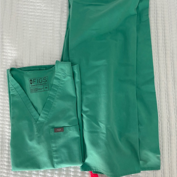 FIGS Scrub set - Picture 4 of 7
